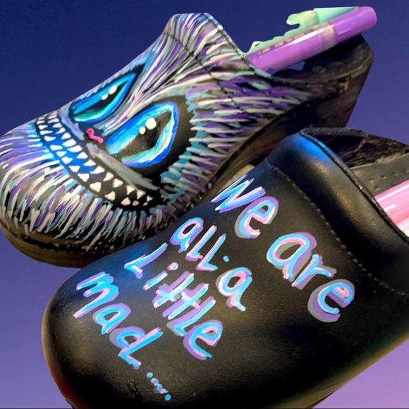 Cheshire Cat painted 🎨 clogs - Picture 4 of 8